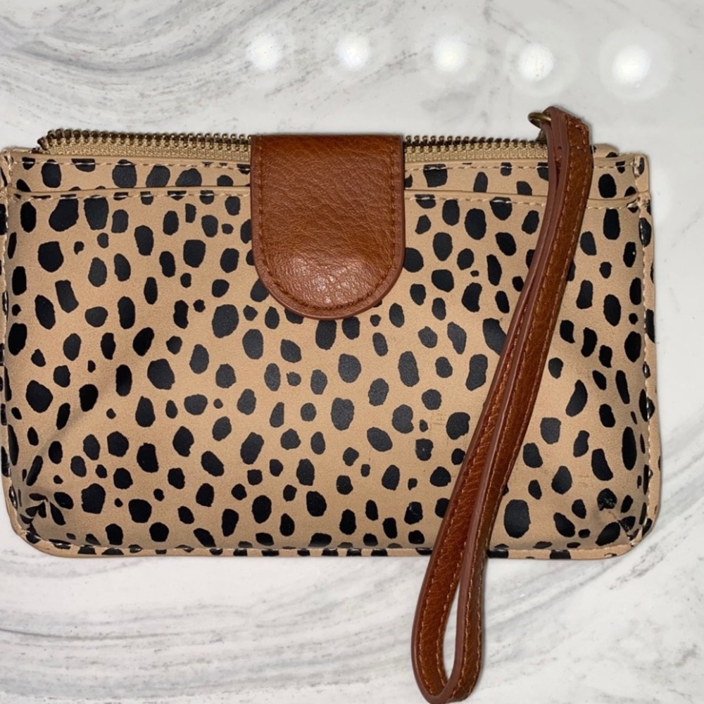 LEOPARD PRINT WRISTLET PURSE BAG CLUTCH WALLET UNIVERSAL THREADS NEW 7 1/2 x 5 - Picture 1 of 4